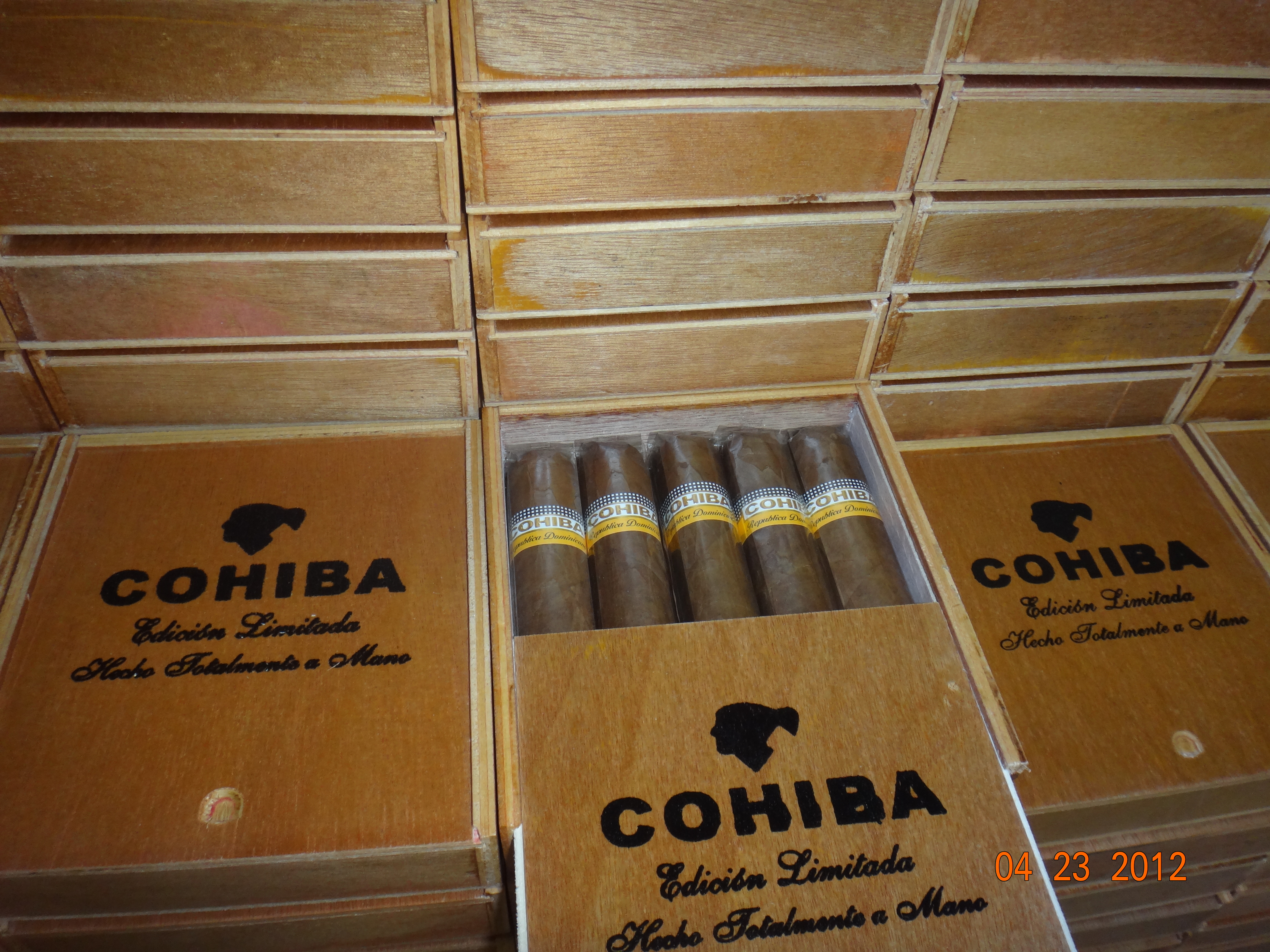 Counterfeit-COHIBA-Cigars-Close-Up.jpg