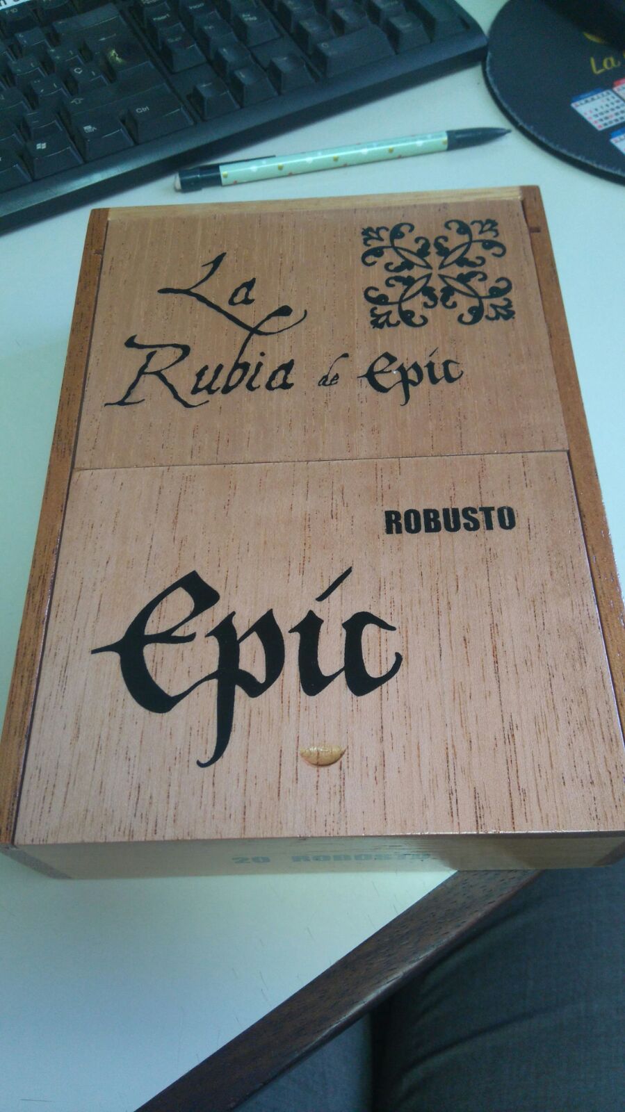 Epic La Rubia Robusto Box