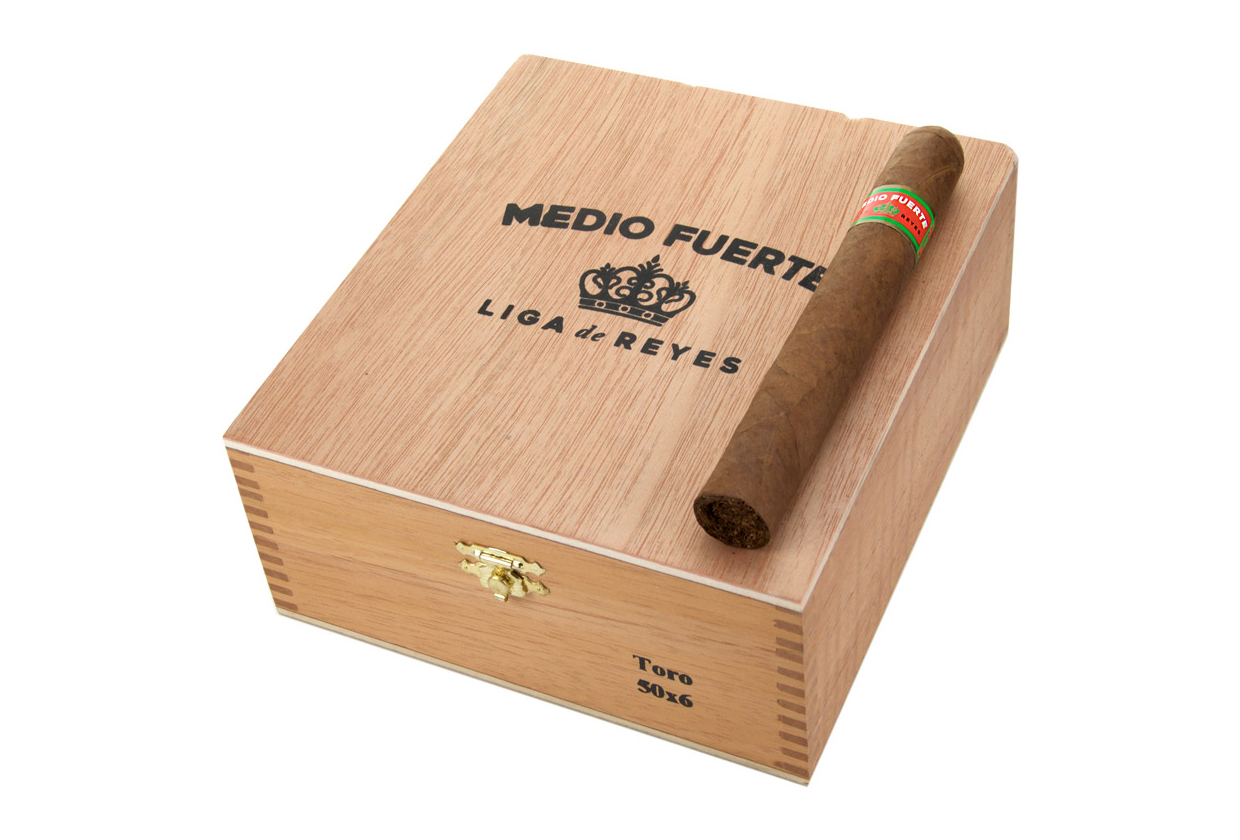 alec-bradley-medio-fuerte-liga-de-reyes-via-atlantic-cigar
